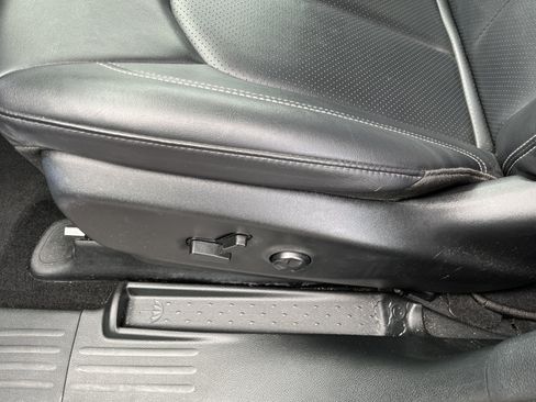 Used 2025 Chrysler Pacifica Select FWD image 14