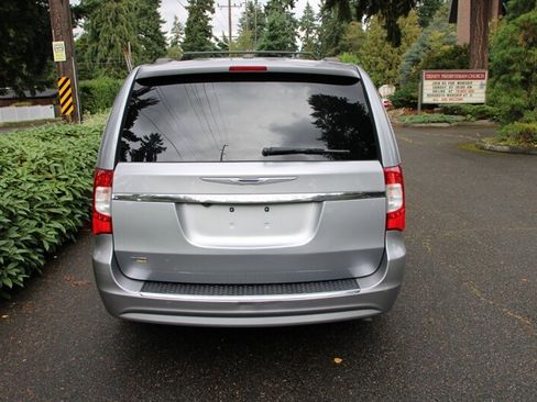 Used 2014 Chrysler Town & Country Touring image 12