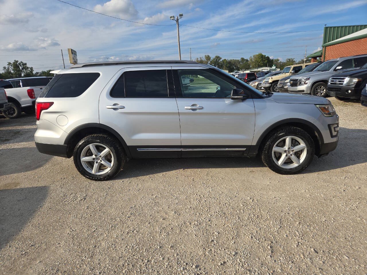 Used 2017 Ford Explorer XLT w/ Equipment Group 202A AWD/4WD image 2