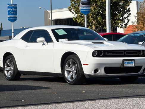 Used 2015 Dodge Challenger SXT image 6