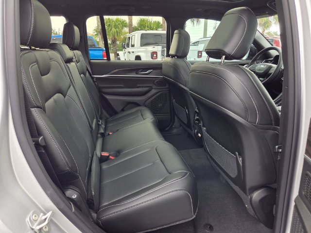 New 2026 Jeep Grand Cherokee Limited w/ Luxury Tech Group II RWD image 17