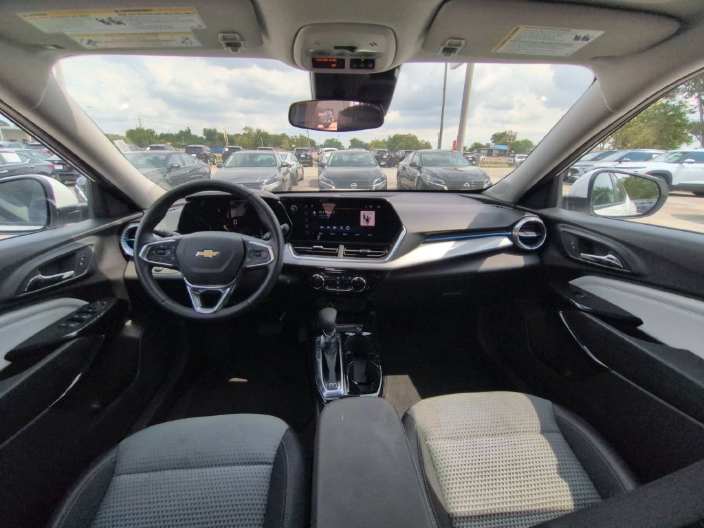 Used 2025 Chevrolet Trax LT w/ LT Convenience Package FWD image 25