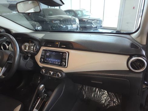 Used 2020 Nissan Versa SV FWD image 28