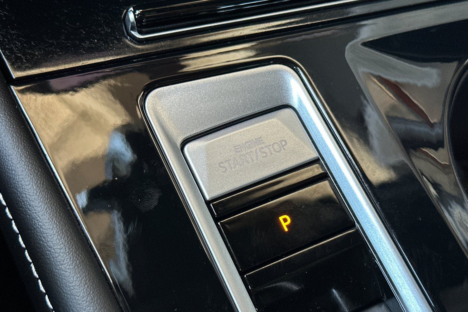 Used 2024 Volkswagen Atlas Cross Sport SE FWD image 22