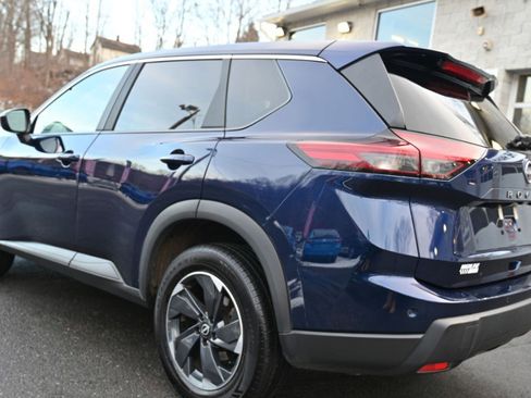 Used 2025 Nissan Rogue SV image 3