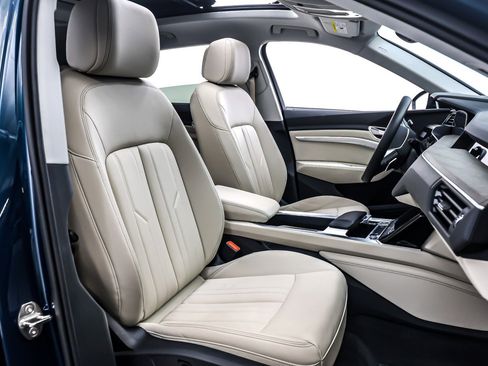 Used 2023 Audi e-tron Premium w/ Convenience Plus Package image 7