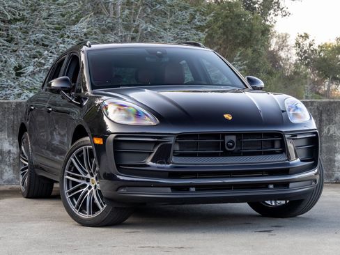 Certified 2023 Porsche Macan image 6