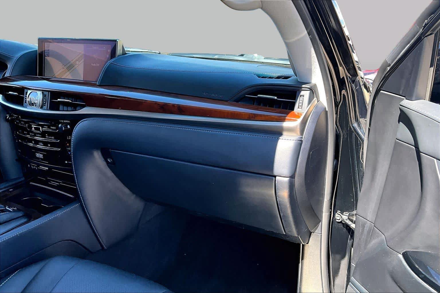 Used 2021 Lexus LX 570 4WD w/ Luxury Package image 19