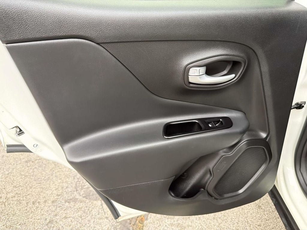 Used 2023 Jeep Renegade Latitude AWD/4WD image 18