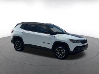 Used 2025 Jeep Compass Trailhawk video 2