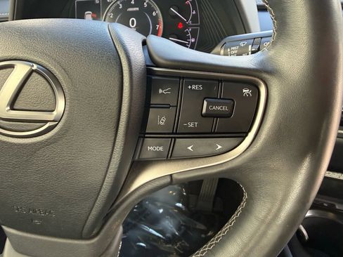 Used 2021 Lexus UX 200 image 12