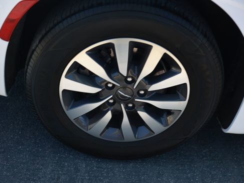 Used 2024 Chrysler Pacifica Limited FWD image 9