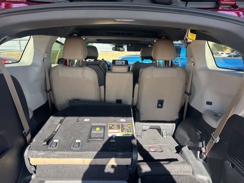 Used 2021 Toyota Sienna XLE image 8