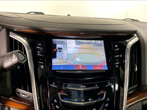 Used 2019 Cadillac Escalade Luxury w/ Escalade Sport Edition AWD/4WD image 29