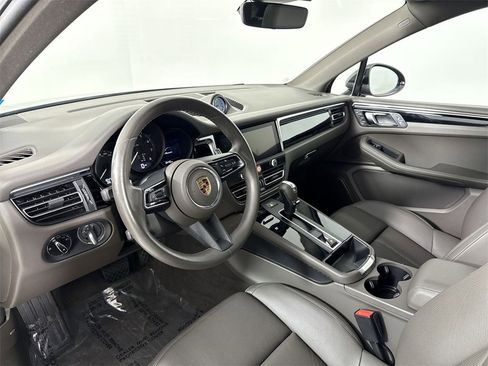 Certified 2025 Porsche Macan image 4