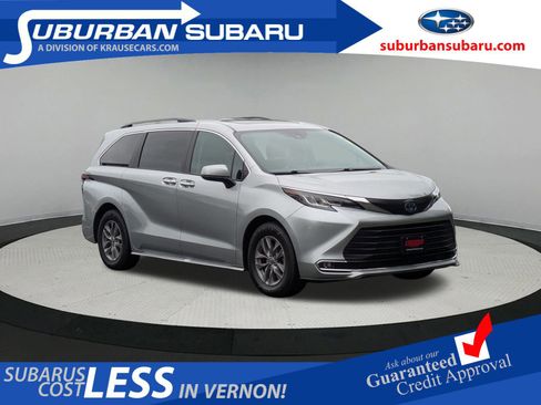 Used 2023 Toyota Sienna XLE image 1