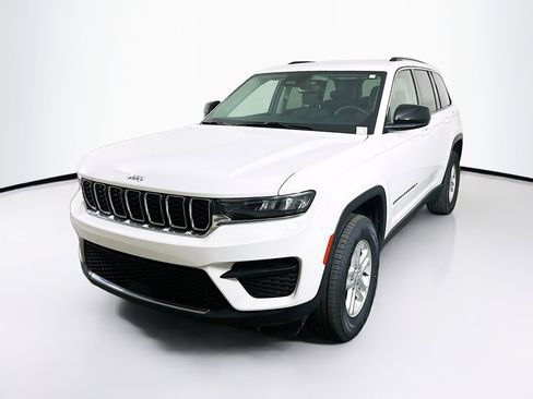 Used 2023 Jeep Grand Cherokee Laredo AWD/4WD image 3