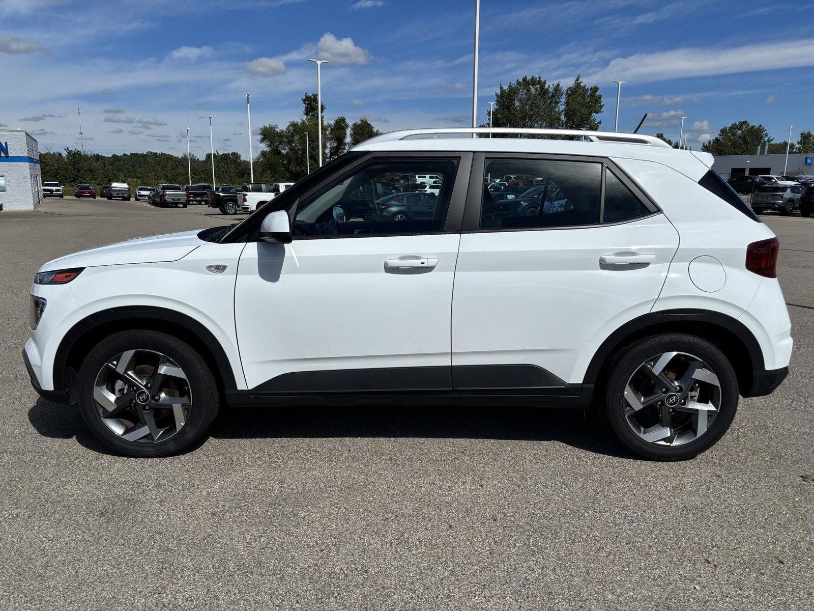 Used 2025 Hyundai Venue SEL FWD image 2