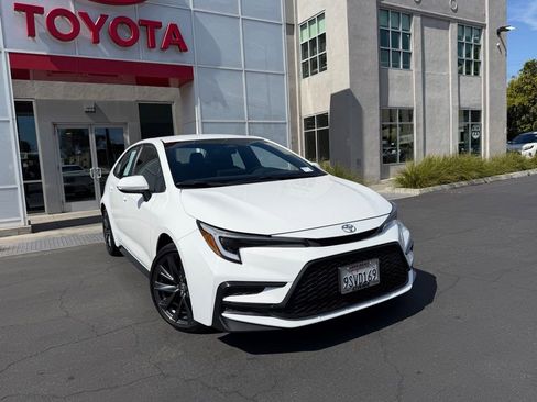 Certified 2025 Toyota Corolla SE w/ Convenience Package image 2