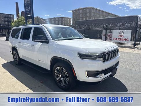 Used 2024 Jeep Wagoneer L Series II w/ Flexible Seating Group AWD/4WD image 2