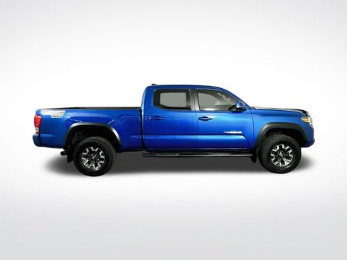 Used 2017 Toyota Tacoma TRD Off-Road w/ Premium & Technology Package AWD/4WD image 9