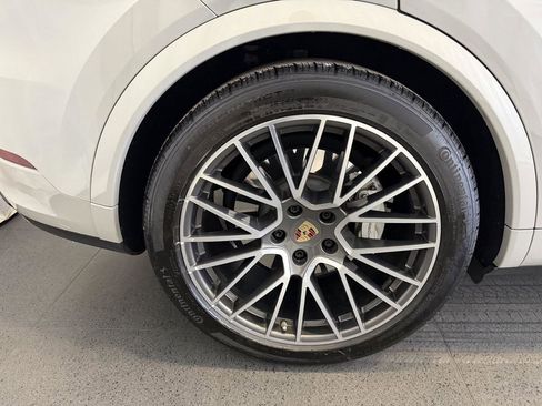 Certified 2022 Porsche Cayenne Turbo AWD/4WD image 12