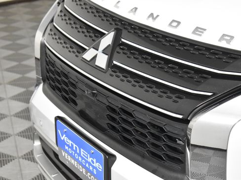 Used 2024 Mitsubishi Outlander SE image 11