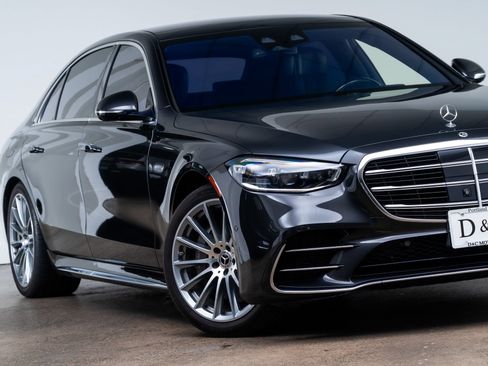 Used 2023 Mercedes-Benz S 580e 4MATIC Sedan w/ AMG Line image 2