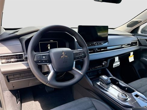 New 2025 Mitsubishi Outlander SE image 9