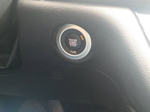 Used 2023 Chrysler Pacifica Limited w/ Uconnect Theater Family Group image 50