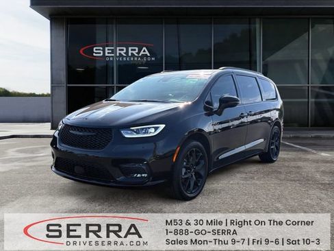 Used 2024 Chrysler Pacifica Limited w/ S Appearance Package AWD/4WD image 1