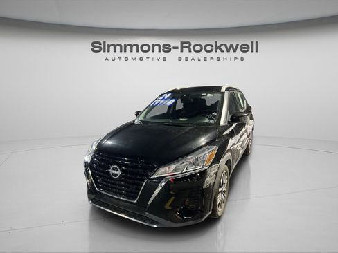 Used 2024 Nissan Kicks SV image 3