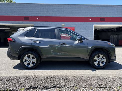 Used 2025 Toyota RAV4 XLE AWD/4WD image 2