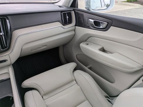 Certified 2022 Volvo XC60 B6 Inscription w/ Advanced Package image 17