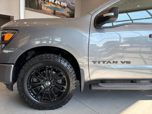 Used 2019 Nissan Titan SV w/ SV Convenience Package AWD/4WD image 10