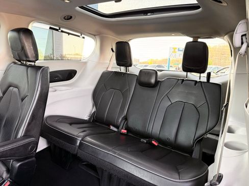 Used 2020 Chrysler Pacifica Limited image 32