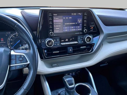 Used 2022 Toyota Highlander XLE AWD/4WD image 6