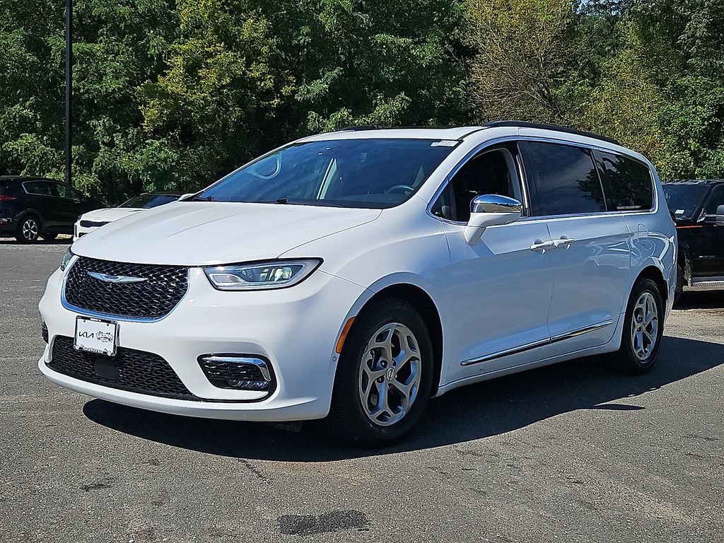 Used 2022 Chrysler Pacifica Limited FWD image 3