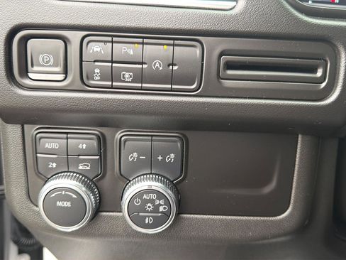 Used 2023 GMC Yukon SLT w/ SLT Premium Package image 14