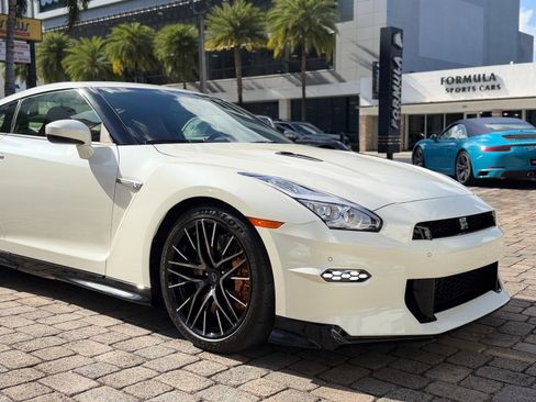 Used 2024 Nissan GT-R Premium w/ Premium Interior Package image 5