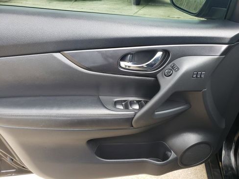 Used 2018 Nissan Rogue SV w/ Premium Package image 11