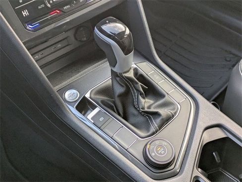 Used 2024 Volkswagen Tiguan SE image 9