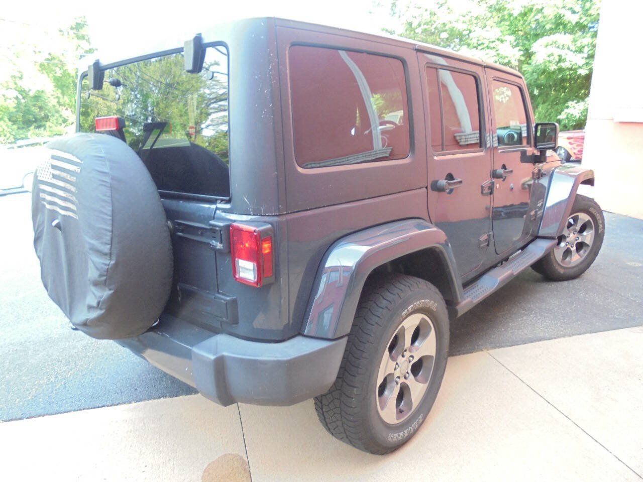 Used 2017 Jeep Wrangler Unlimited Sahara w/ Connectivity Group AWD/4WD image 26