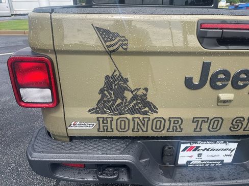 New 2025 Jeep Gladiator Sport image 16