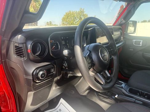 Used 2025 Jeep Wrangler Unlimited Rubicon w/ Convenience Group AWD/4WD image 32