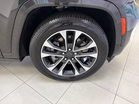 Used 2022 Jeep Grand Cherokee L Overland w/ Luxury Tech Group IV AWD/4WD image 31