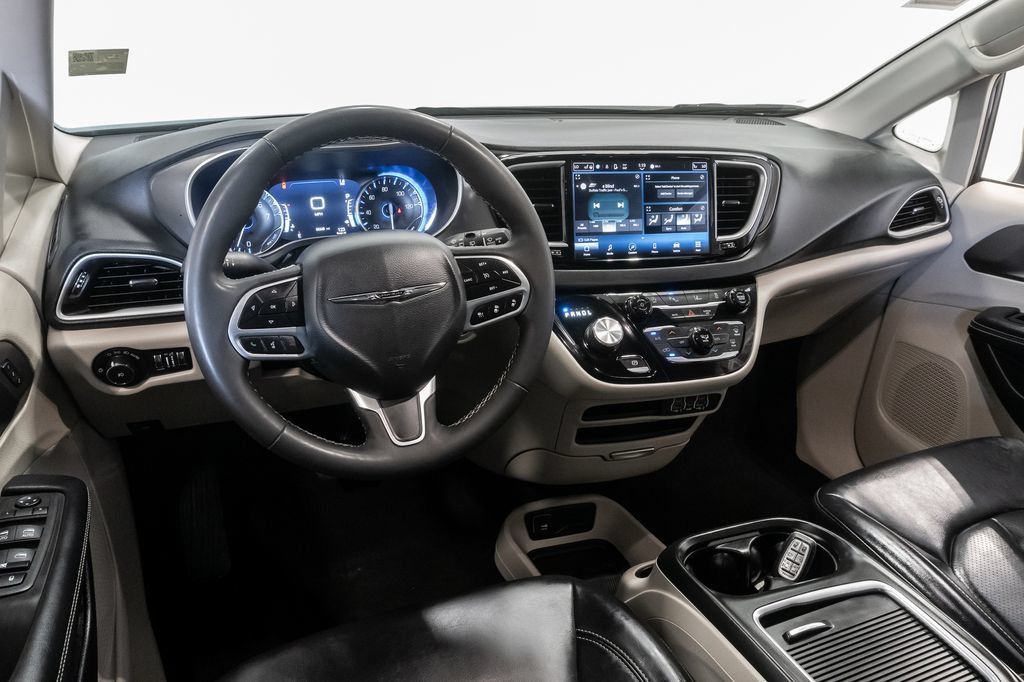 Used 2023 Chrysler Pacifica Touring-L FWD image 7
