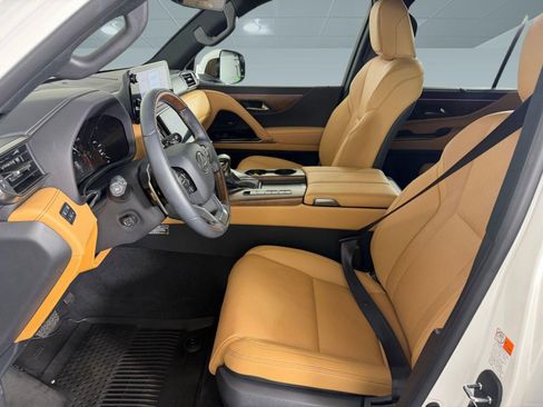 Used 2024 Lexus LX 600 4WD w/ Luxury Package image 5