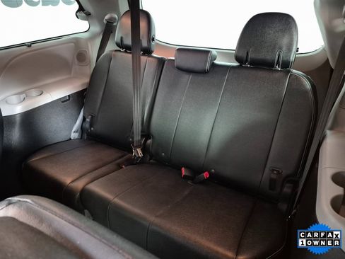Used 2019 Toyota Sienna SE image 25