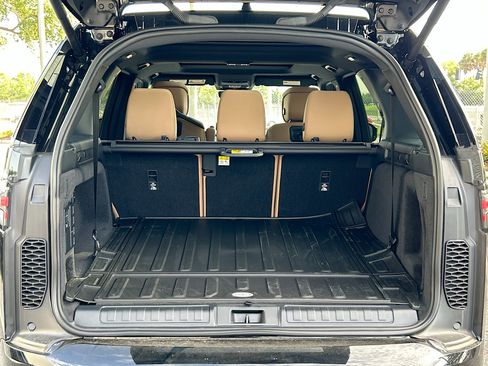 New 2025 Land Rover Discovery Dynamic SE image 8